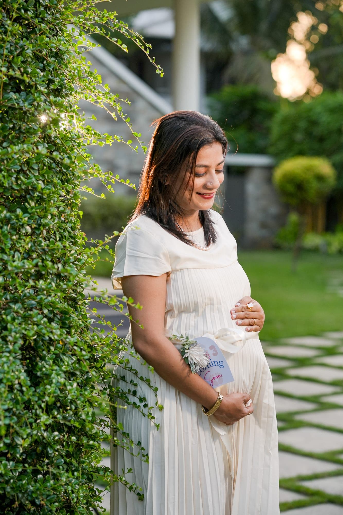 Maternity photoshoot moment