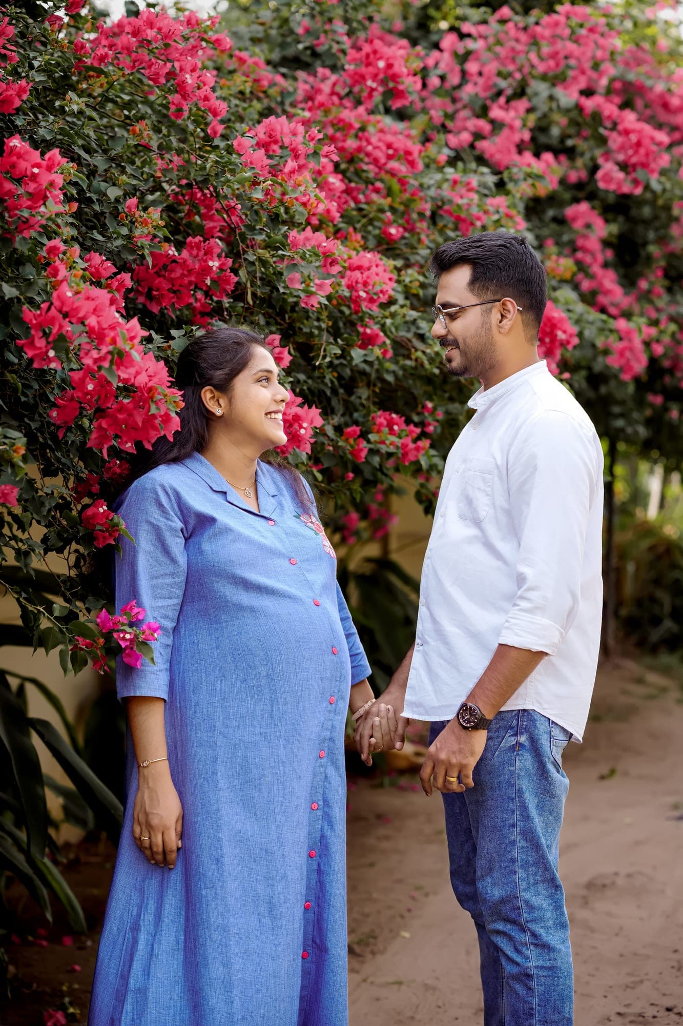 Maternity photoshoot moment