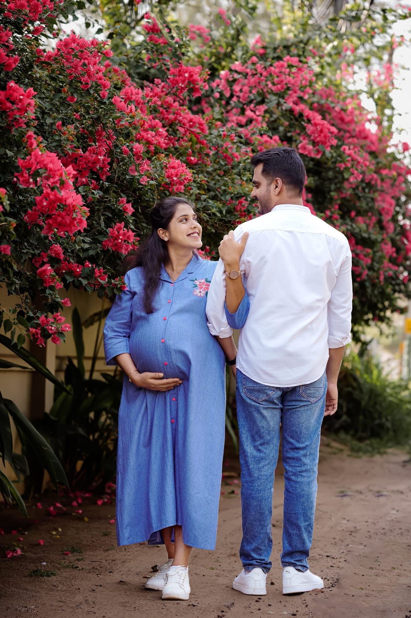 Maternity photoshoot moment