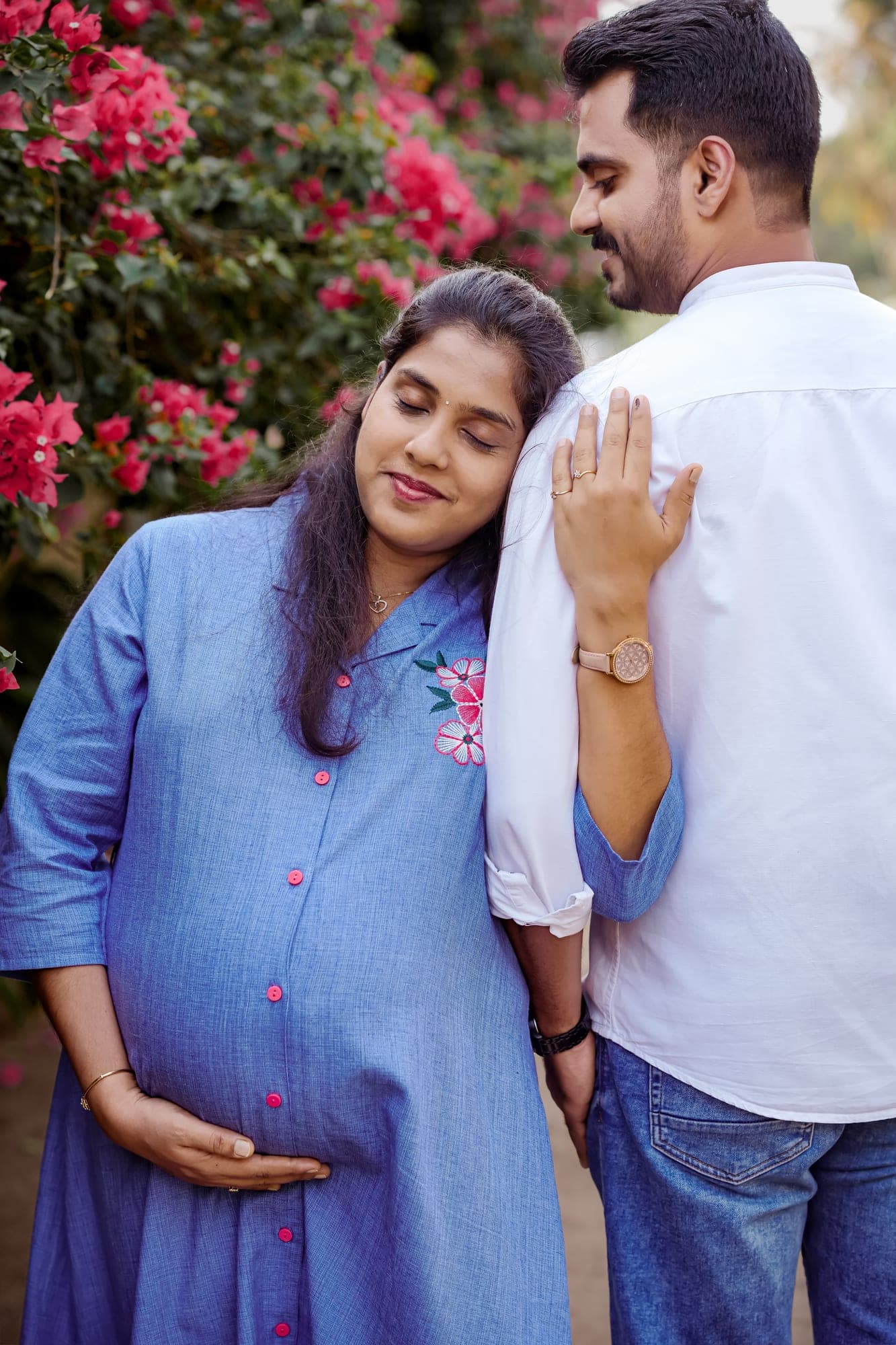 Maternity photoshoot moment